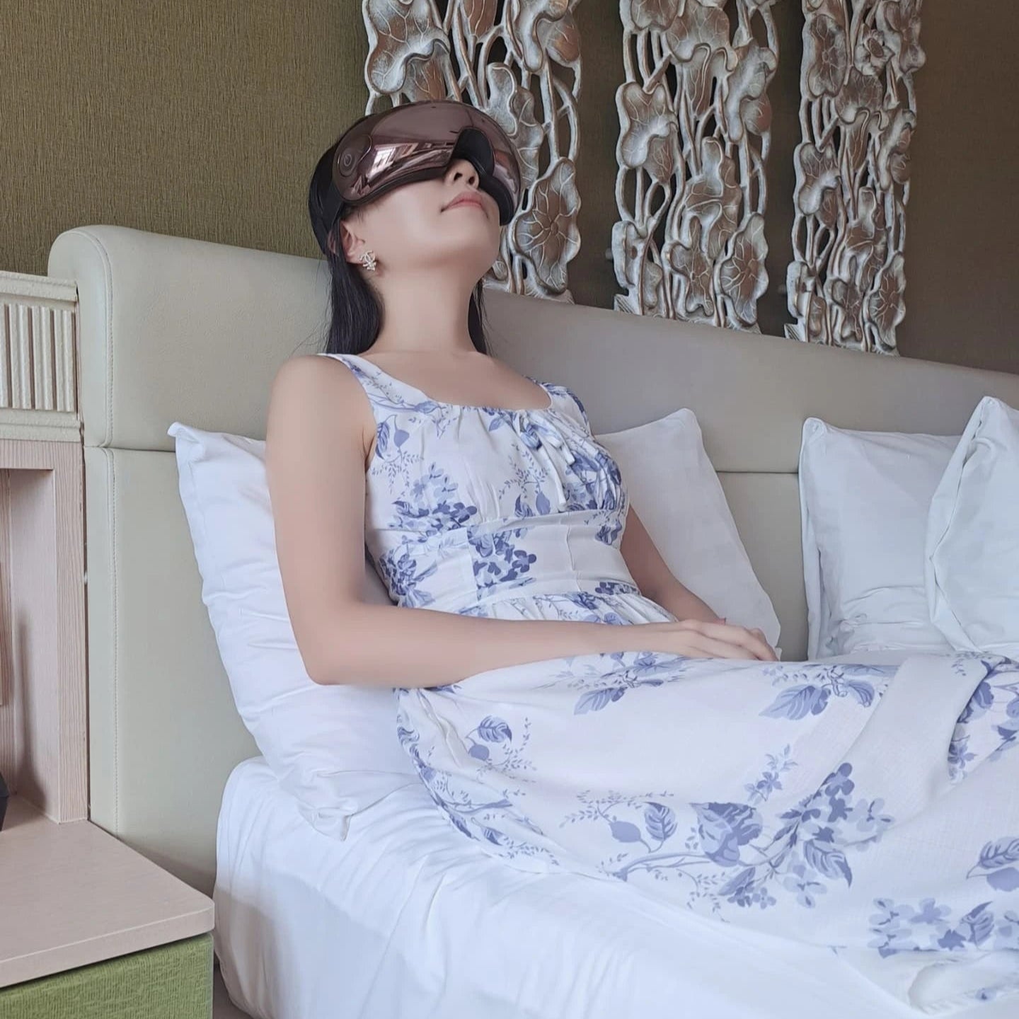 Lady unwinding with iREST EyeWell Relaxing Massager