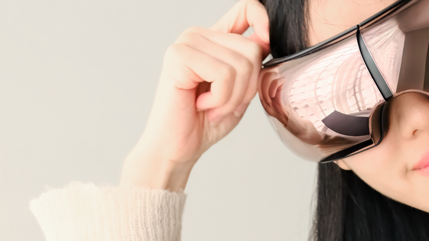 Lady Relaxing with iREST EyeWell Relaxing Massager